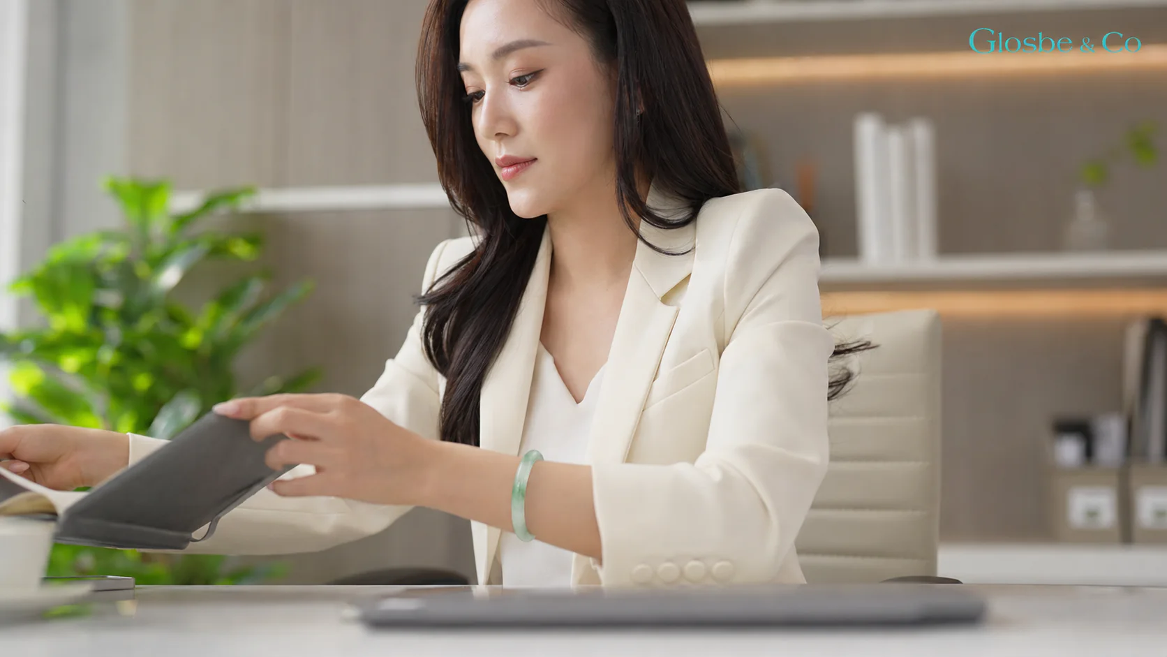 Người trẻ đeo vòng ngọc công sở