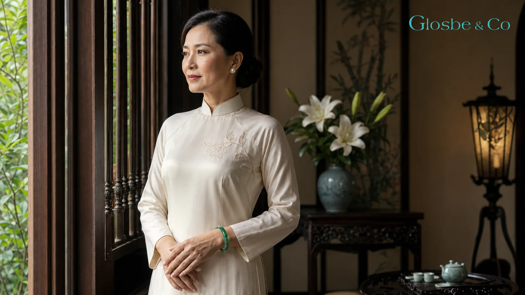 Phụ nữ áo dài đeo vòng ngọc
